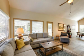 Flagstaff Townhome with Deck about 6 Mi to Downtown!